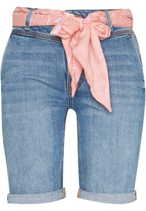 Blauwe denimshorts met opgerolde manchetten en een gestrikte roze bandana-buckle riem op de taille.