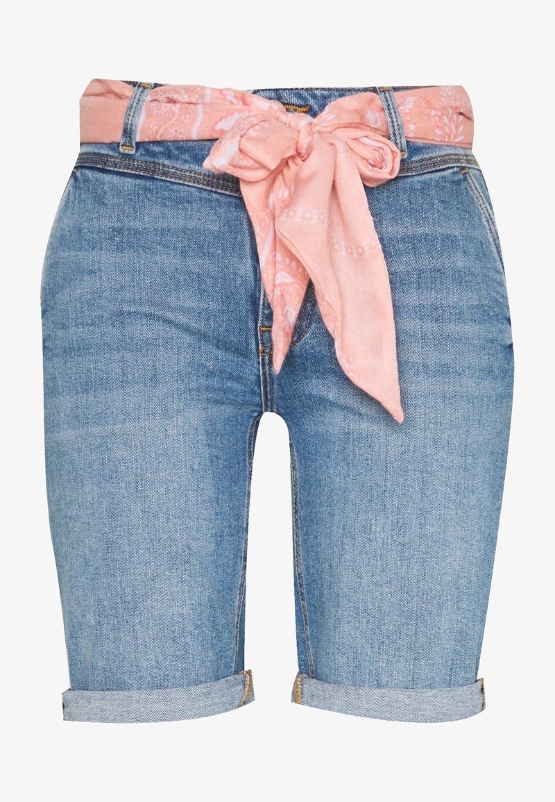 Shorts de mezclilla azul con puños enrollados y un cinturón de estilo bandana rosa anudado en la cintura.