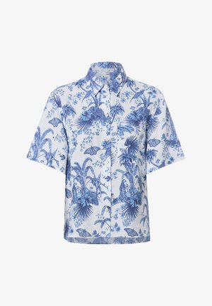 Kurzärmliges Hemd mit Knopfleiste und blauem tropischem Blumen-, Schmetterlings- und Palmenmuster auf weißem Hintergrund.