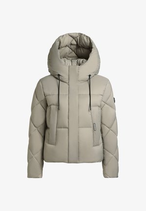 Ljusgrå vadderad vinterjacka med stor huva, framfickor och svarta dragsnören. Quiltade sömmar på ärmarna och kroppen.