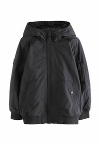 Svart lättviktsjacka med huva, främre dragkedja och två sidofickor. Utan elastiska ärmslut och en strukturerad design. Texturerat tyg.