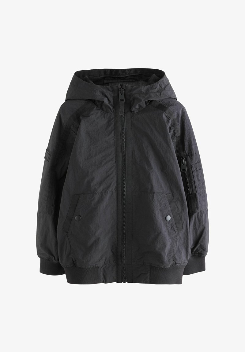 Veste noire à capuche avec fermeture éclair, poches latérales, poignets et ourlet côtelés, et une poche zippée sur la manche gauche.
