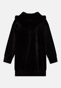 Musta hupparipeitteinen kaapu, joka on valmistettu pehmeästä ribbineuloksesta koostuvasta samettikankaasta, jossa on pitkät hihat ja löysä istuvuus, resorit hihoissa ja vyötäröllä.