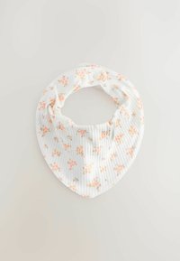 Witte katoenen slobberlap met ribbeltextuur, versierd met kleine roze en oranje bloemmotieven, voorzien van een drukknoopsluiting om vast te maken.