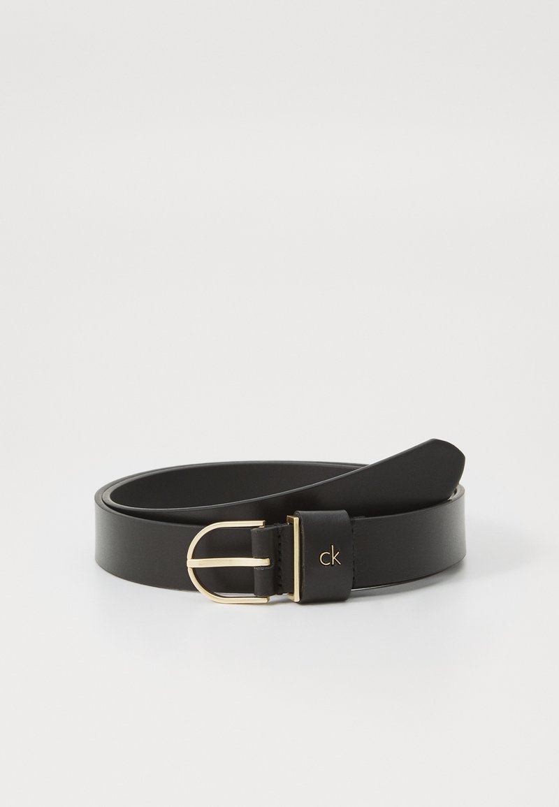Ceinture en cuir noir avec une boucle en métal doré. Texture lisse, avec un logo de marque embossé sur la sangle. Design classique, longueur ajustable.