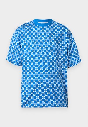 Kék-fehér kockás, rövid ujjú póló, ismétlődő perec mintázattal és kék bordázott kerek nyakkivágással, egyszínű háttéren bemutatva.