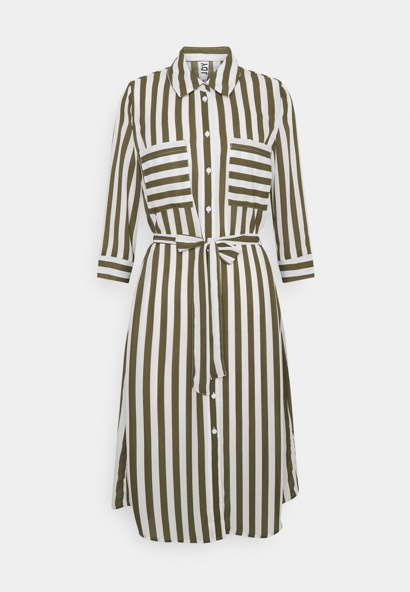 Robe-chemise boutonnée à rayures verticales vert olive et blanc, manches trois-quarts, poches poitrine à rayures horizontales et ceinture nouée à la taille.