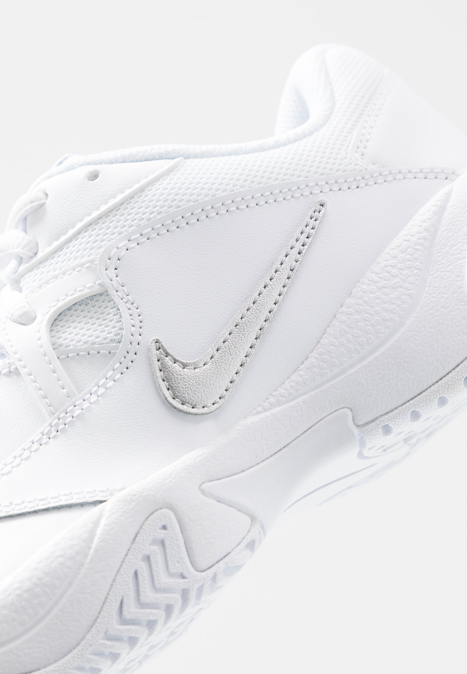 nike women's court lite 2 tennis shoes