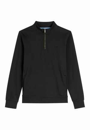 Czarna bluza z długim rękawem, z zamkiem na ćwierć długości, wysokim kołnierzem, dwoma bocznymi kieszeniami oraz małym kwadratowym logo na lewej piersi.