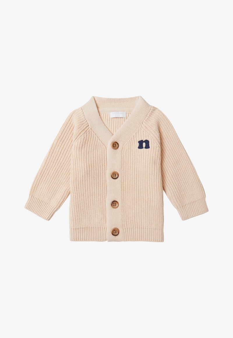 Beżowy dziany sweterek dla dziecka z czterema brązowymi guzikami i małym granatowym literką "n" wyhaftowanym na lewej piersi.