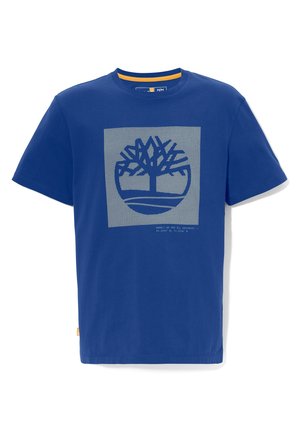 T-shirt bleu à manches courtes col rond avec un logo d'arbre stylisé imprimé dans un carré sur la poitrine et un petit texte sous le graphique.