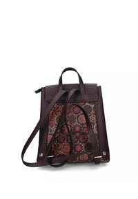 Sac à dos marron foncé avec un panneau avant à motifs géométriques rouge et noir, sangles réglables et une poignée supérieure.