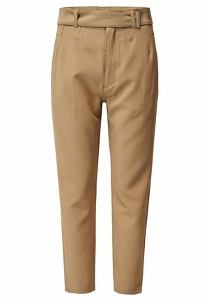 Pantalones beige ajustados con una textura suave, cintura alta y doble pasador de cinturón; cuentan con bolsillos laterales y un diseño de pierna entallada.