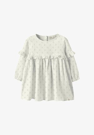 Vestido blanco de manga larga para bebé con pequeño estampado floral azul, ribete con volantes en el pecho y las mangas, y falda fruncida.