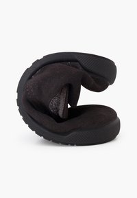 Scarpa nera slip-on con tomaia in morbido camoscio, suola in gomma flessibile e testurizzata, e forma arrotondata, progettata per comfort e facilità di utilizzo.