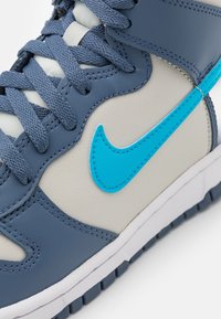 Nike Sportswear DUNK HIGH - Zapatillas altas - light bone/blue lightning/diffused blue/white