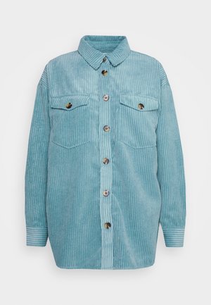 Lichtblauw corduroy overhemdjack met lange mouwen, knoopsluiting aan de voorkant, twee borstzakken met knoopkleppen en een klassieke kraag.