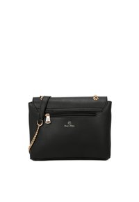 Borsa in similpelle nera con chiusura a zip, tracolla in catena dorata e tasca con zip frontale. Presenta un'emblema del logo sul davanti.