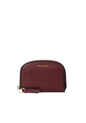 Pequeño bolso de cuero rojo oscuro con cremallera dorada y correa de muñeca, con la marca "Pikolinos" en la parte frontal.