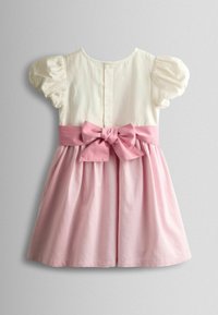 Kurzärmeliges Kleid mit weißem Oberteil und rosa Rock, mit einer Schleife an der Taille, strukturiertem Stoff und Knopfdetails am Rücken.