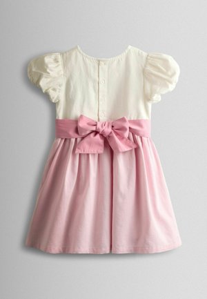 Īss piedurkņu kleita ar baltu augšdaļu un rozā svārkiem, viduklī ar loku, teksturētu audumu un pogu dekorācijām mugurpusē.