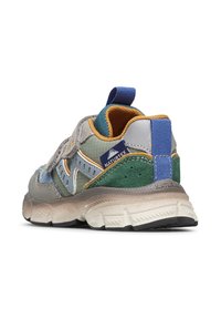 Scarpa da ginnastica multicolore con tomaia in rete texturizzata grigia, verde e blu, dotata di colletto imbottito e suola in gomma resistente.