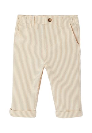 Beige und weiß gestreifte Kinderhose mit Knopfverschluss, Gürtelschlaufen, Seitentaschen und umgeschlagenen Bündchen.