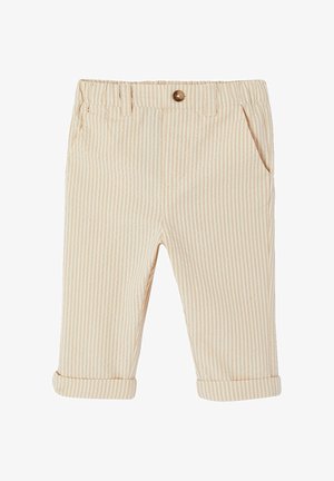 Beige und weiß gestreifte Kinderhose mit Knopfverschluss, Gürtelschlaufen, Seitentaschen und umgeschlagenen Bündchen.
