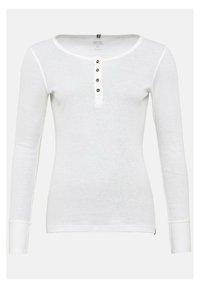 Weißes Langarm-Henley-Shirt aus geripptem Material, mit rundem Ausschnitt und fünf braunen Knopfakzenten am Kragen.