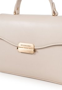 Borsa a tracolla in pelle beige con una forma strutturata, caratterizzata da una chiusura in tono oro contrassegnata "HEXAGONA" e dettagli cuciti lungo i bordi.