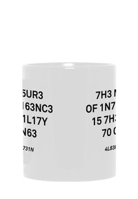 Taza de cerámica blanca con texto negro en negrita impreso en la superficie. El texto incluye caracteres alfanuméricos estilizados y frases.