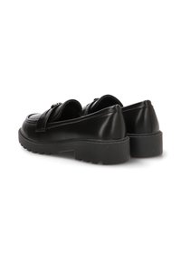 Mocasines de cuero negro con punta redondeada, tira ancha en el empeine y suela de goma gruesa. Diseño elegante con acentos de hardware mínimos.