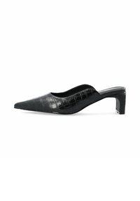 Zwarte lakleren slingback schoen met puntige neus, textuur van krokodillenpatroon en een blokhak van gemiddelde hoogte.
