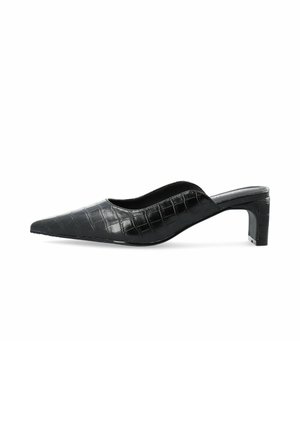 Zwarte lakleren slingback schoen met puntige neus, textuur van krokodillenpatroon en een blokhak van gemiddelde hoogte.