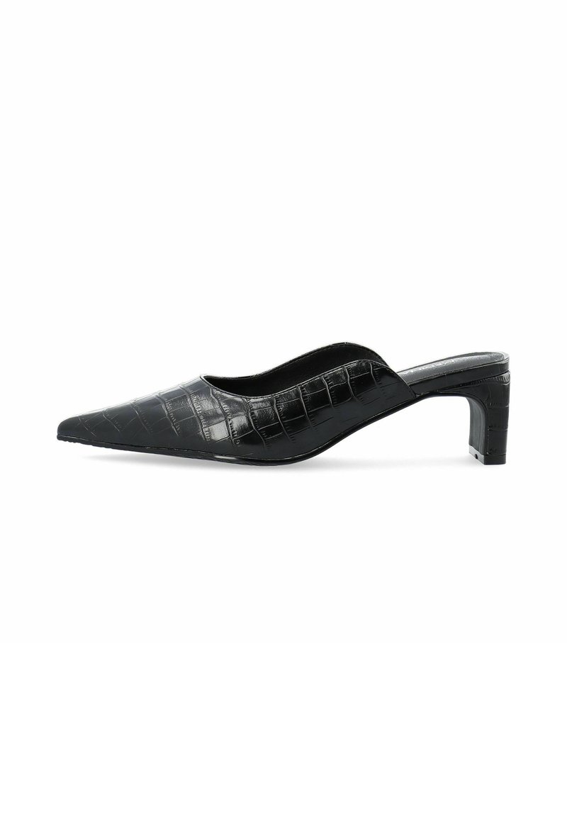 Zwarte lakleren slingback schoen met puntige neus, textuur van krokodillenpatroon en een blokhak van gemiddelde hoogte.