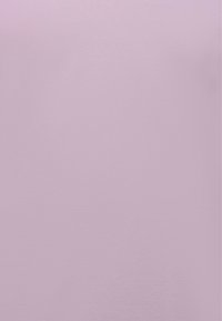 Lichtpaarse stof met een gladde textuur, met een uniforme kleur en afwerking. Geen patronen of extra details zichtbaar.