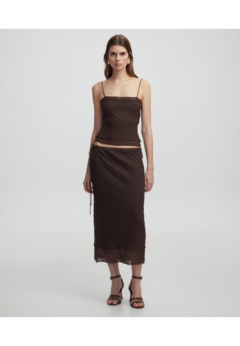 Braunes, gewebtes Zwei-Teiliges Outfit, bestehend aus einem engen Crop-Top mit dünnen Trägern und einem passenden Midirock mit Kordelzug am Bund.