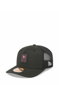 Schwarze Baseballmütze mit Netzseiten, die auf der Vorderseite ein pinkes Arizona Cardinals-Logo-Patch und ein seitliches Markenlogo aufweist. Verstellbarer Riemen.