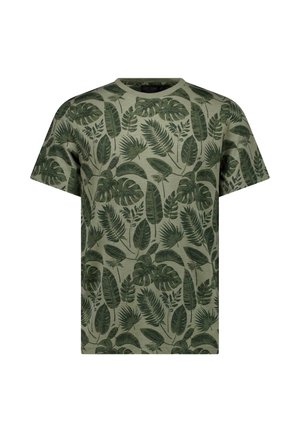 Groen T-shirt met korte mouwen en een bladprint, met verschillende tinten groen van het gebladerte op een lichtgroene achtergrond.