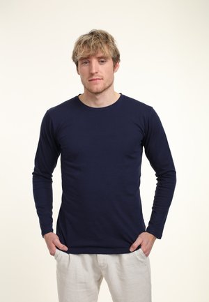Marineblauwe langarm t-shirt van zachte katoen stof met een ronde hals, in een aansluitende pasvorm en met een gladde textuur.