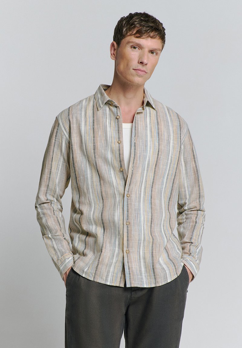 Gestreepte button-up blouse in beige, blauwe en bruine tinten. Lichtgewicht stof met een zachte textuur en een ontspannen pasvorm. Lange mouwen en afgeronde zoom.