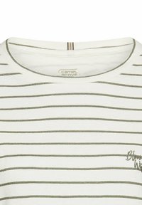 Witte katoenen t-shirt met horizontale olijfgroene strepen, een ronde halslijn en een klein geborduurd logo op de borst.
