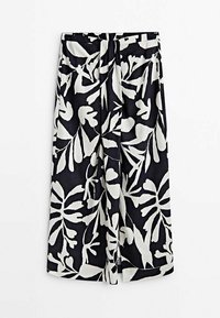 Zwart-witte wijde broek met een gedurfde bloemenprint, gemaakt van lichtgewicht stof met een gladde textuur en een nodige tailleband.