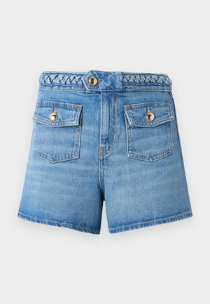 Μπλε τζιν σορτς με ψηλή μέση, πλεκτή ζώνη και δύο εμπρόσθιες τσέπες με καπάκι, ασφαλισμένες με χρυσά κουμπιά σε απλό φόντο.