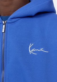 Karl Kani CHEST SIGNATURE ESSENTIAL ZIP HOODIE UNISEX - Majica s kapuljačom i patentnim zatvaračem - blue