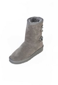 Stivale alla caviglia in suede grigio con punta arrotondata, fodera interna soffice e lacci decorativi sul lato esterno. Suola piatta in gomma.
