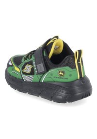 Chaussure de sport enfant verte et noire avec des accents jaunes, une bride auto-agrippante et le logo John Deere sur le côté.