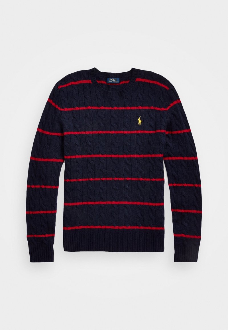 Pull en maille torsadée bleu marine avec des rayures horizontales rouges et le logo Polo Ralph Lauren jaune sur la poitrine gauche, col rond et manches longues.
