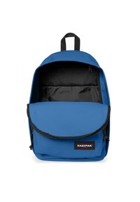 Sininen kangaskassi, jossa on läppäpeite, vetoketjusulku, etutasku ja musta verkkosisus. Varustettu pääkahvalla ja Eastpak-logo-tarralla.