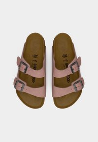 Ροζ σουέντ σανδάλια Birkenstock με δύο ρυθμιζόμενες μεταλλικές αγκράφες και καφέ ανθεκτικές σόλες, μέγεθος 36 EU.